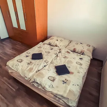 Apartment Private With 2 Separate Bd For Group Or Singles Pressburg